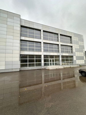 Снять  помещение свободного назначения